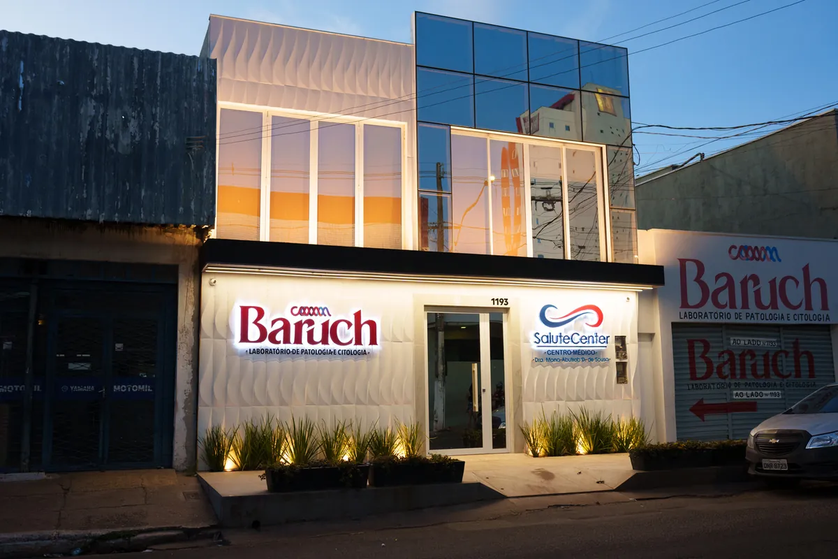Fachada iluminada da unidade Baruch ao entardecer