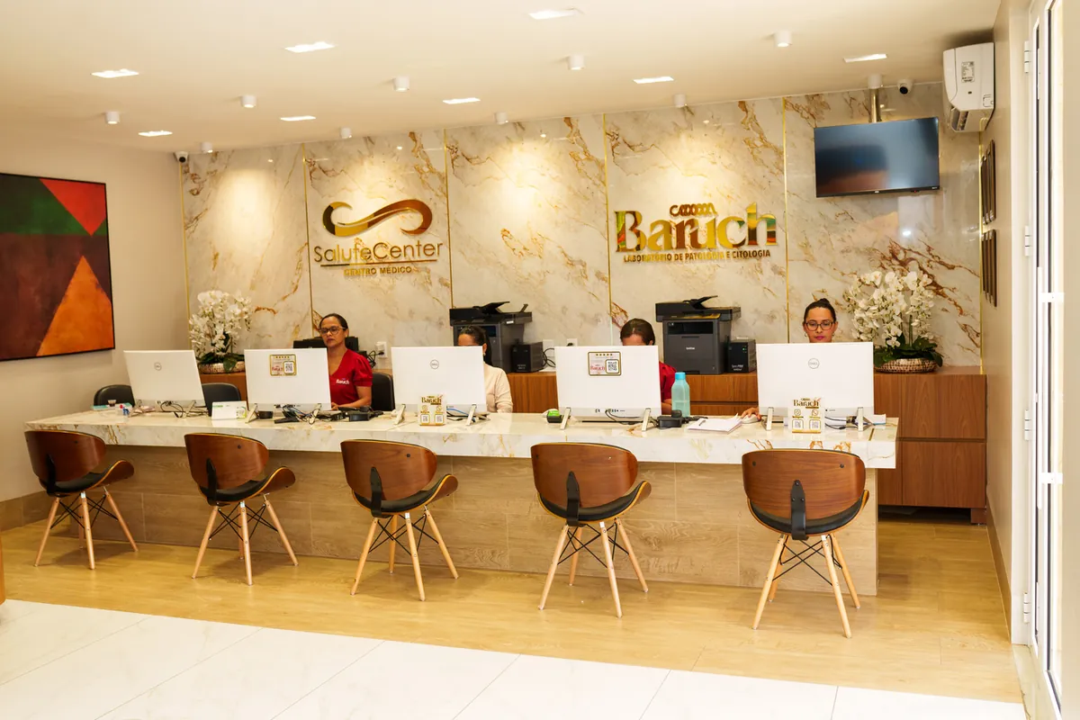Balcão de recepção com estações de atendimento