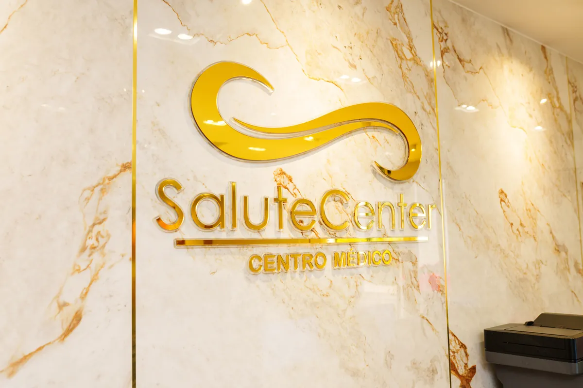 Letreiro dourado SaluteCenter Centro Médico